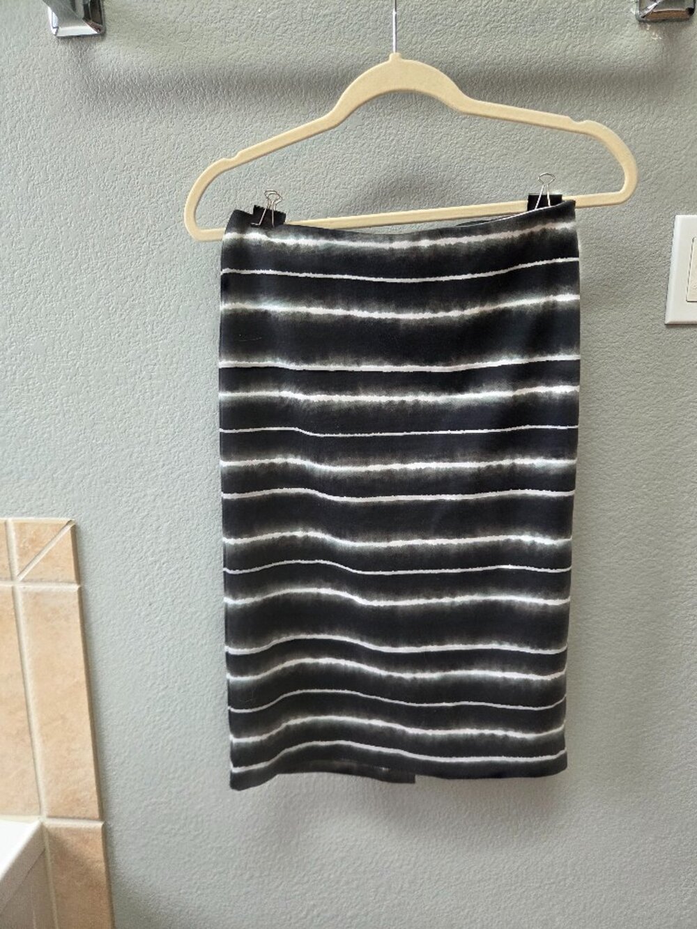 The Limited Pencil Skirt - XS